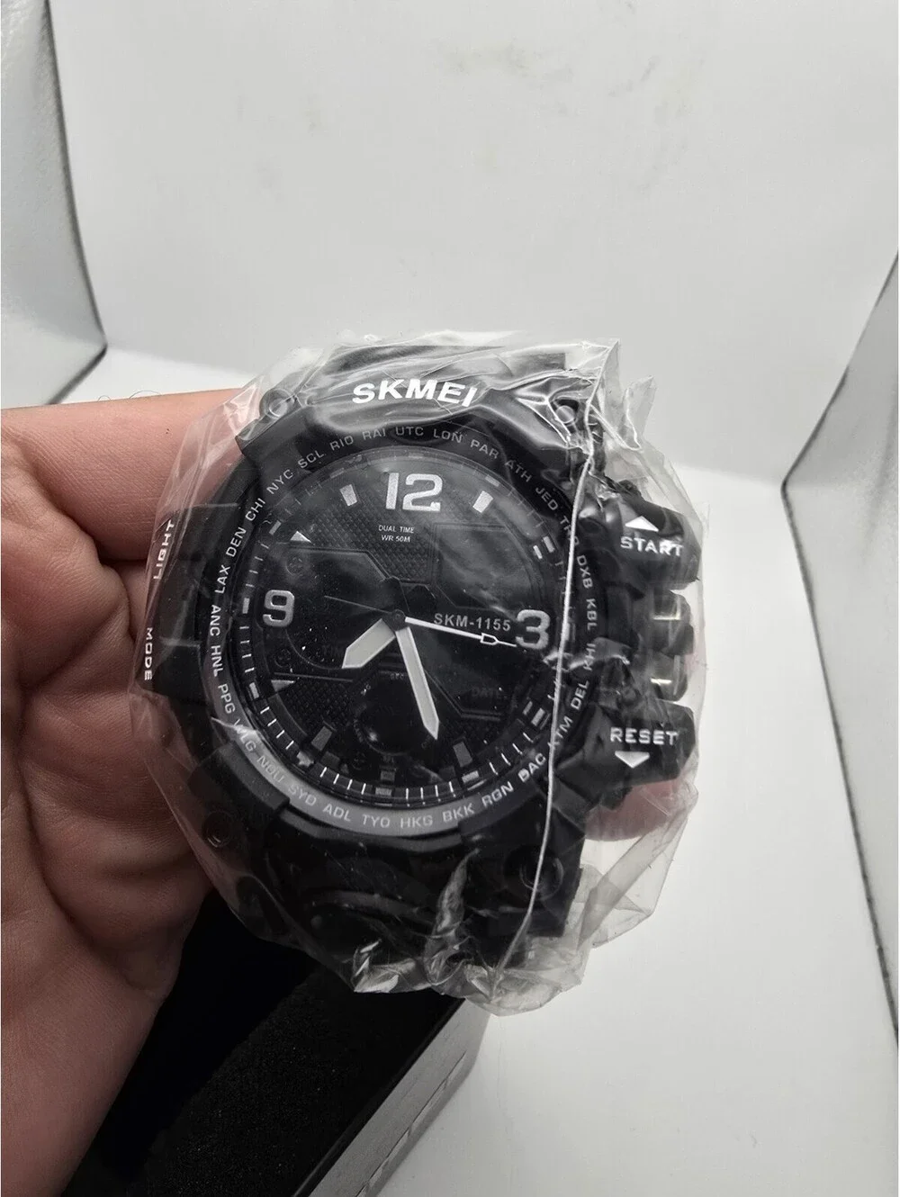 SKMEI Men's Outdoor Sport Watch -with Calendar Date Stopwatch Digital Wristwatch